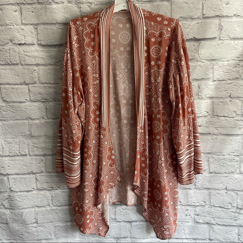PREOWNED CHARMING CHARLIES ORANGE WHITE LONG SLEEVE SHAWL LARGE L
